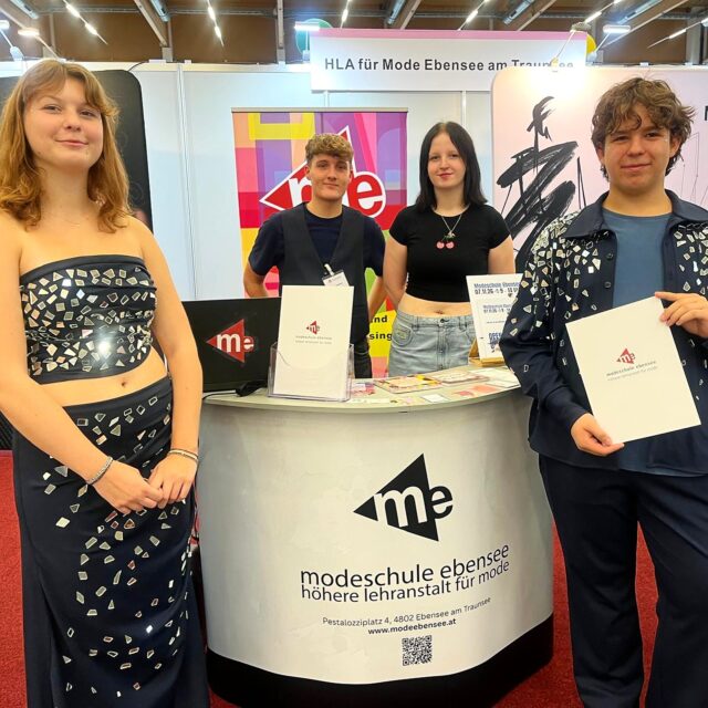 Jugend & Beruf 2026 👗🎶

Am vergangenen Wochenende waren wir bei der Jugend & Beruf Messe in Wels vertreten. 🎓👗

Ein großes Dankeschön an alle Besucher:innen, die bei uns vorbeigeschaut, Fragen gestellt und sich bei unseren Schüler:innen und Lehrpersonen über die Modeschule Ebensee informiert haben. 💬✨

Wir haben uns über das große Interesse und die vielen netten Gespräche sehr gefreut! 🤍

#ModeschuleEbensee #JugendUndBeruf #MesseWels #ModeMitZukunft #Schulwahl