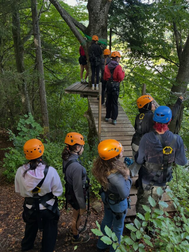 Unsere ersten Klassen haben in den letzten Tagen unglaublich viel zusammen erlebt und gezeigt, was in ihnen steckt! 🎒🧗‍♂️✨ 

Bei der Teambuilding-Olympiade mussten verschiedene Aufgaben im Team gelöst werden, wodurch der Zusammenhalt direkt gestärkt wurde. 👫

Hoch hinaus ging es danach beim Flying Fox, im Hochseilgarten und bei der Mega Swing. Wer schnell wieder hinab wollte, bewies bei der Pamper Pole echten Mut.🪽🚀

Auch außerhalb von Action und Adrenalinkick gab es einiges zu entdecken: Bei einem kurzen Besuch im Hand.Werk.Haus konnten die traditionellen Handwerke der Region bestaunen werden. Als perfektes Abendprogramm wurde schließlich noch gemeinsam Activity gespielt, bei dem viel gelacht wurde.🪡🧵

Danke für diese unvergesslichen Kennenlerntage und diesen super Start! Auf eine tolle gemeinsame Schulzeit! 🧡

#Kennenlerntage #UnsereErstenKlassen #Schulgemeinschaft #Teamwork #Hochseilgarten Abenteuer HandWerkHaus