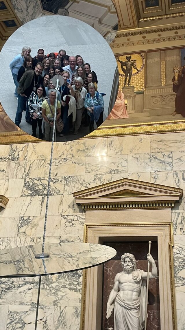 Lehrer:innen on Tour – Wien Edition! 🇦🇹

Zwei abwechslungsreiche Tage für unser Lehrer:innenteam!

Am Freitag ging es zur Führung ins Parlament, gefolgt von einem gemütlichen, verspäteten Liachtbratln. 🥂

Am Samstag stand eine spannende Führung im und am Stephansdom auf dem Programm. ⛪

Zwei tolle Tage voller Kultur, Gemeinschaft und Teamspirit! 🤍

#ModeschuleEbensee #LehrerInnenOnTour #Wien #Sightseeing